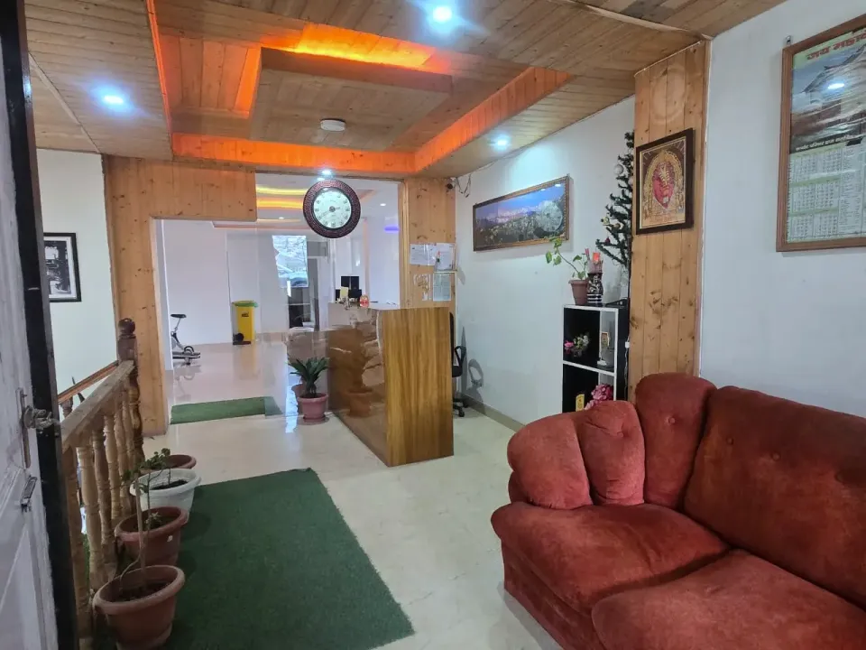 Reception with a wooden ceiling, wooden desk and red sofa